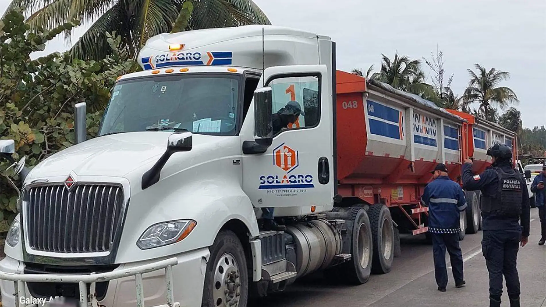 Tráiler arrastra patrulla de tránsito en Veracruz